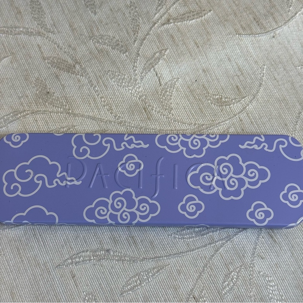 Pacifica Reusable Undereye Mask set with a cloud pattern in closed tin. - Picture 4 of 5